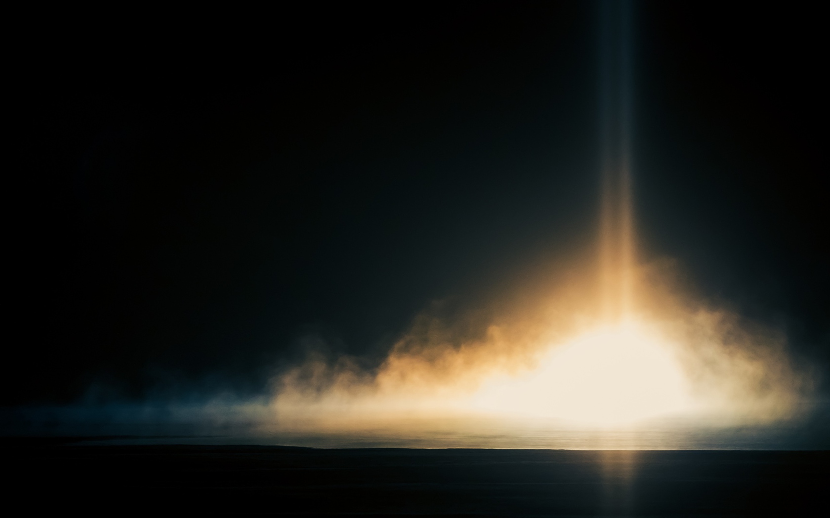 Яркий свет в ночи