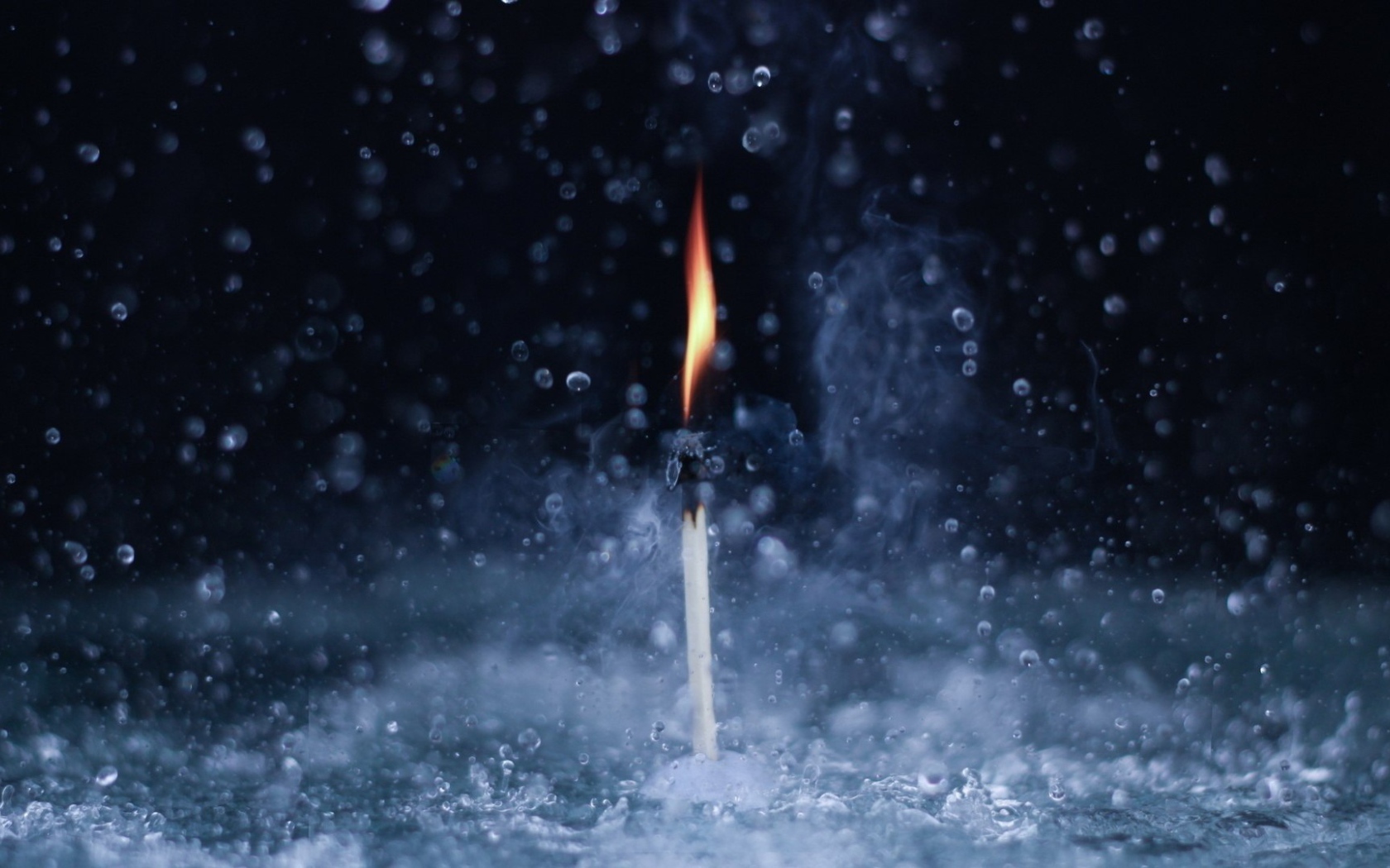 Горящая спичка под дождем