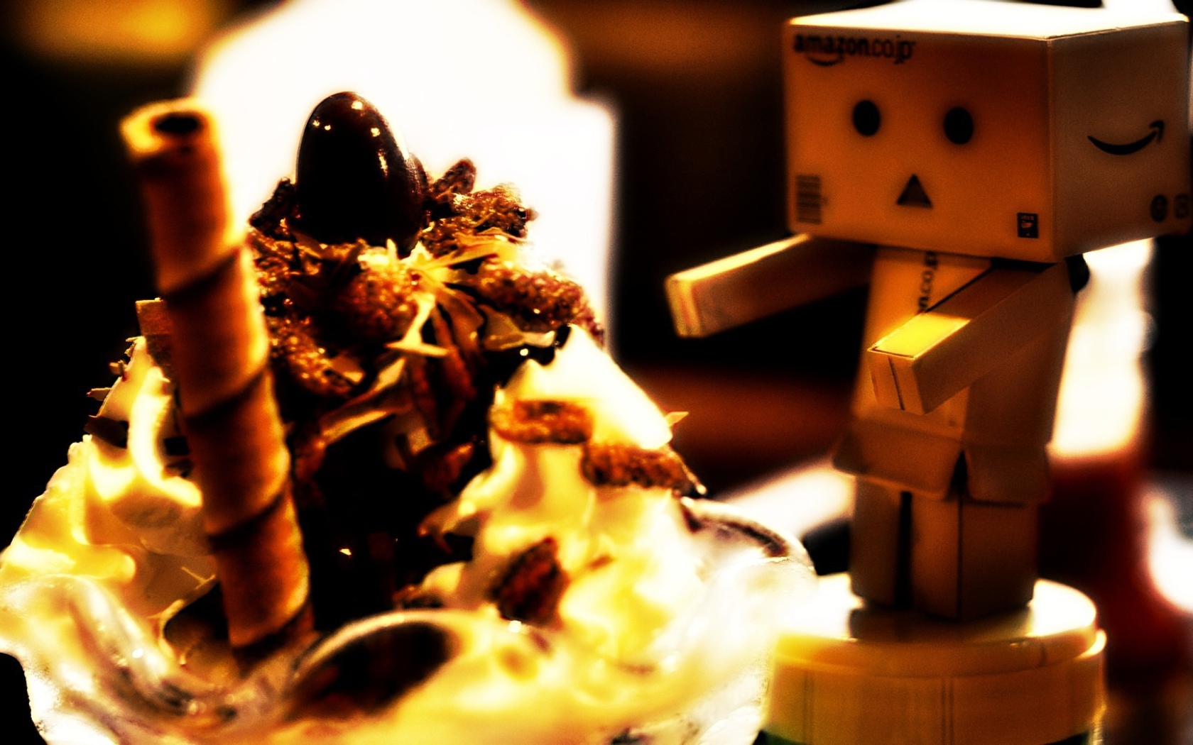 Картонный человечек смотрит на пирожное