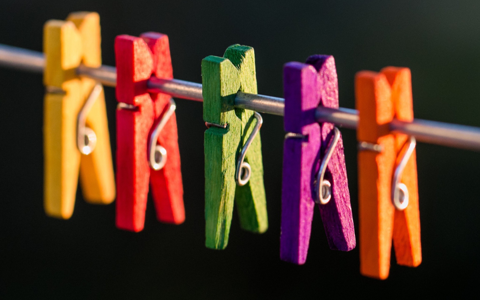 Разноцветные прищепки на проводе