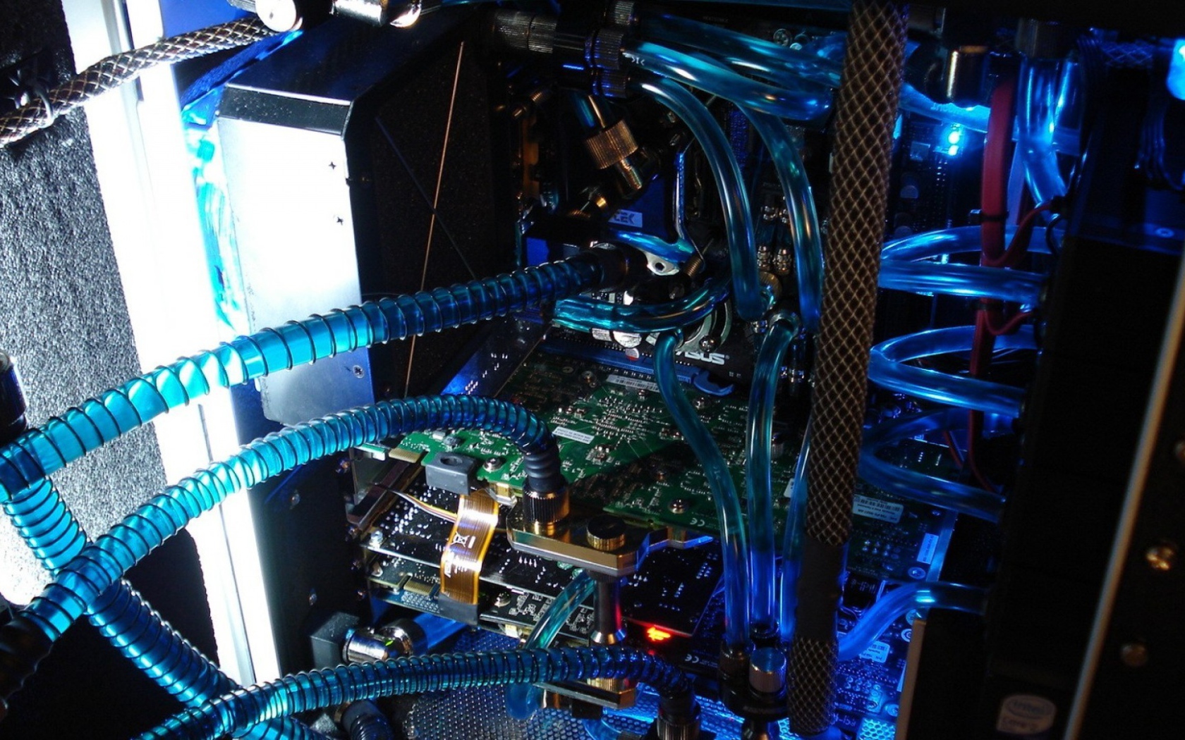 Трубки охлаждения мощного компьютера