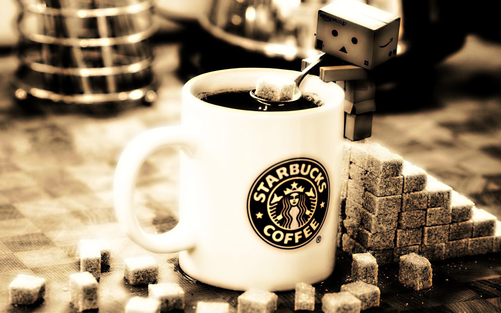 Дандо кладет сахар в кофе