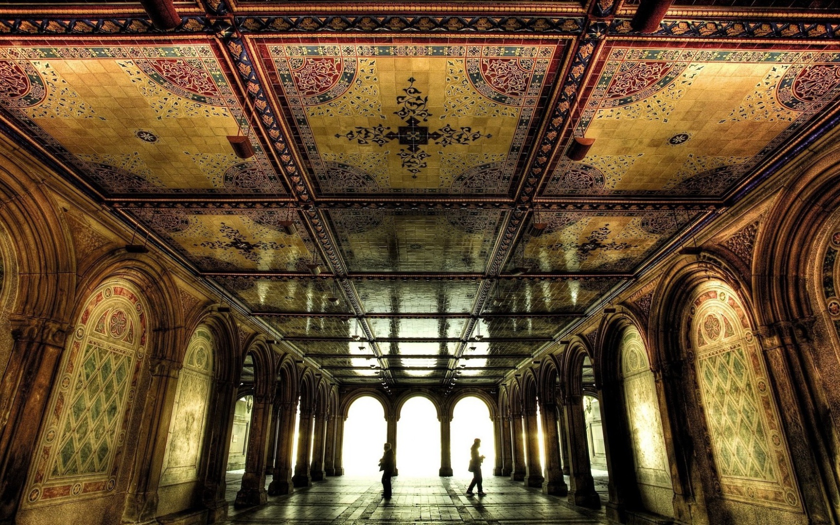 Декоративное украшение холла