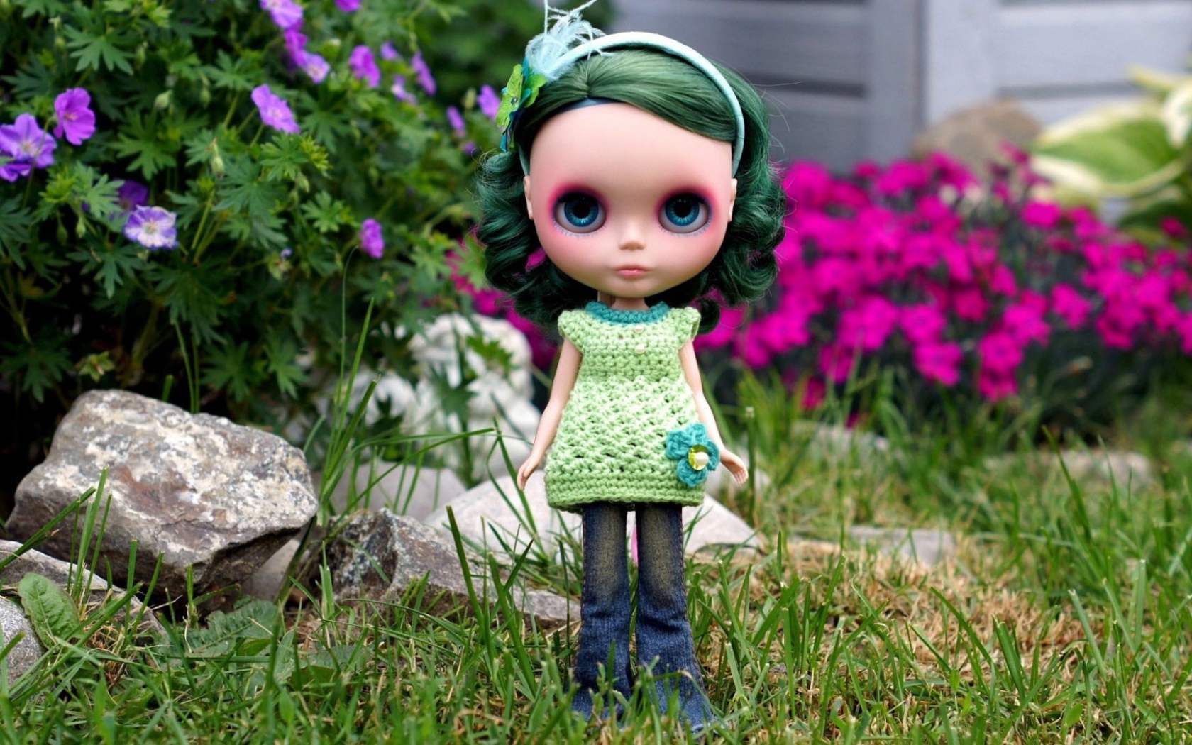 Кукла с зелеными волосами