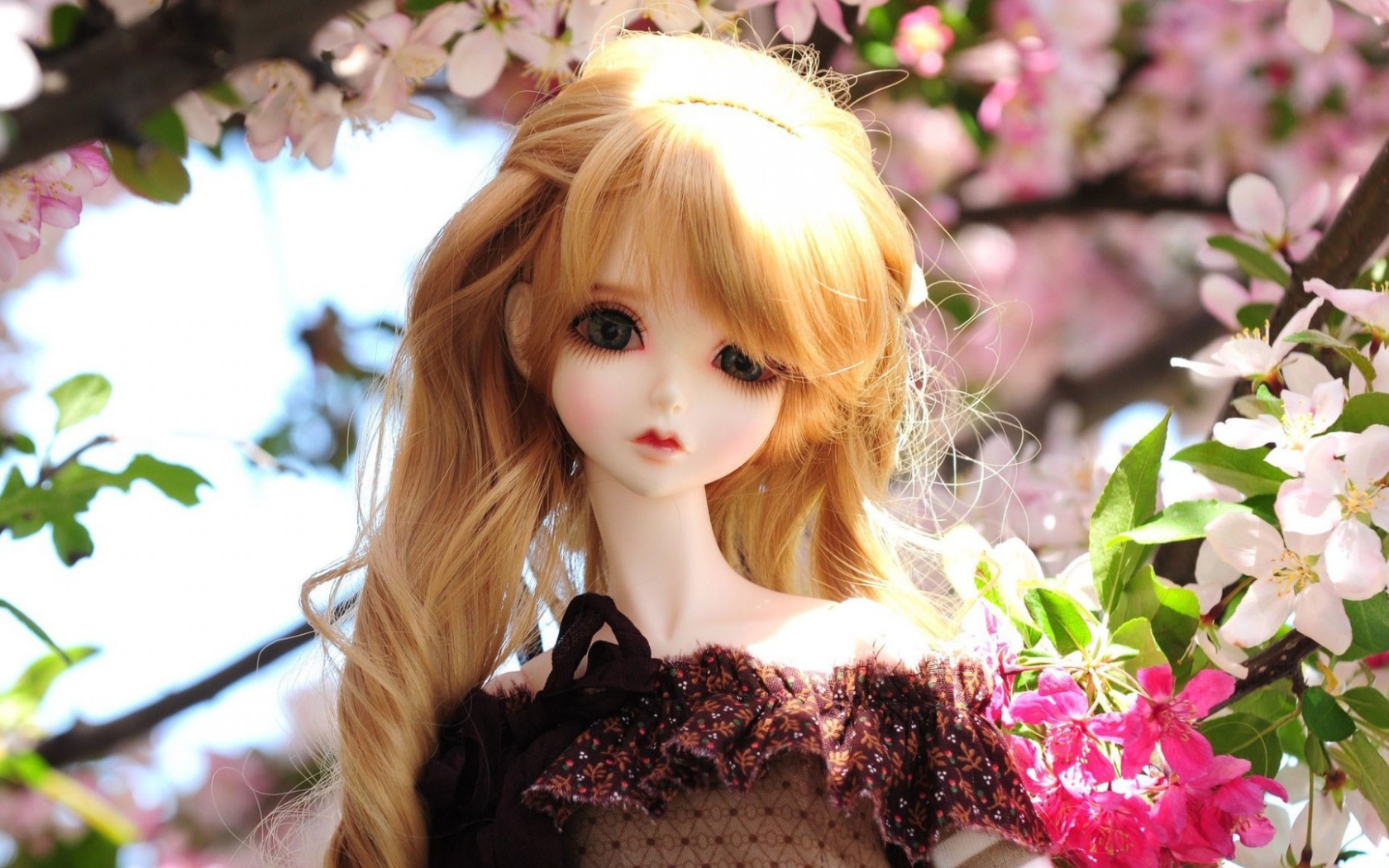 Кукла с грустным взглядом