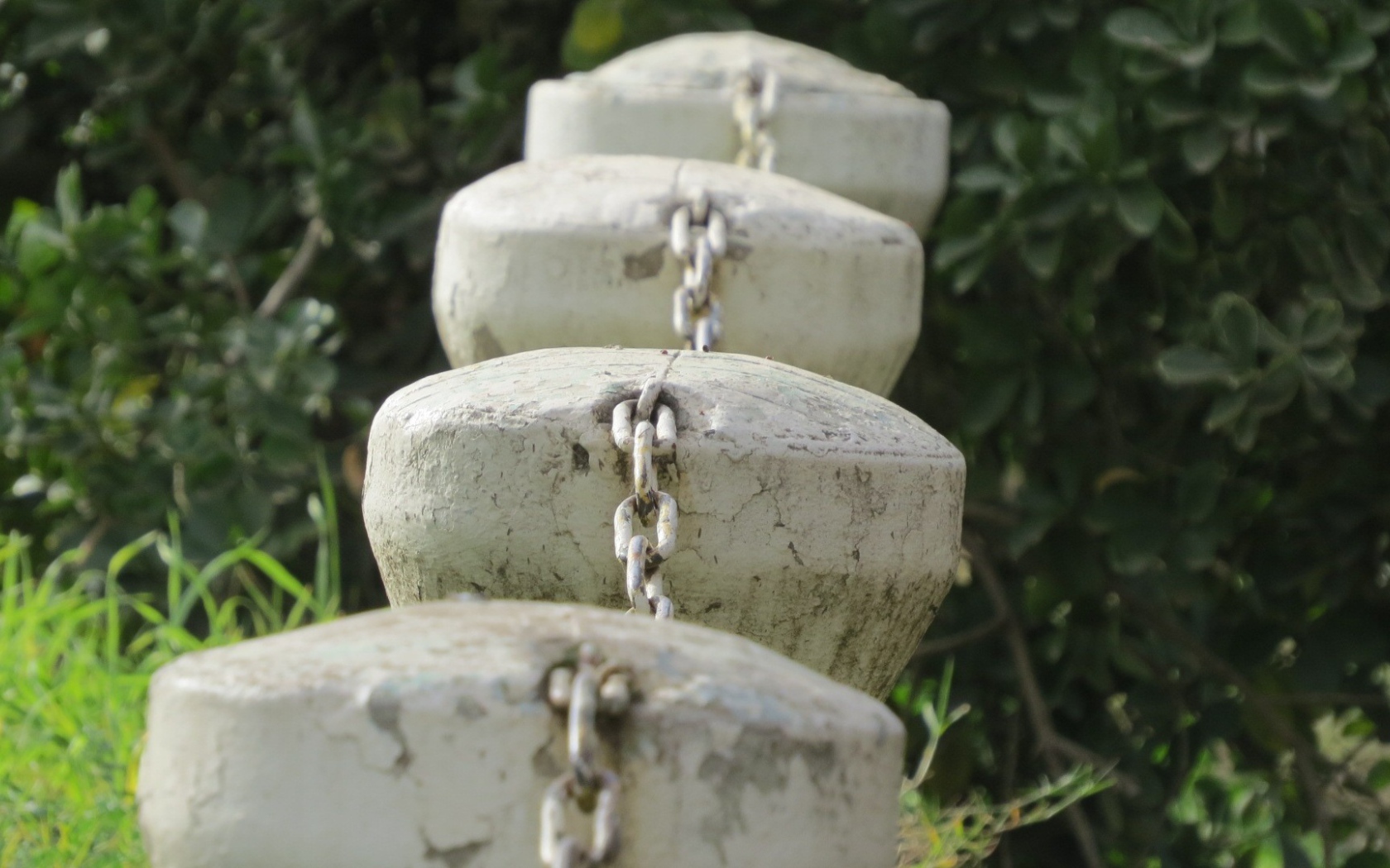 Fence of stone pillars and chains Desktop wallpapers 1680x1050