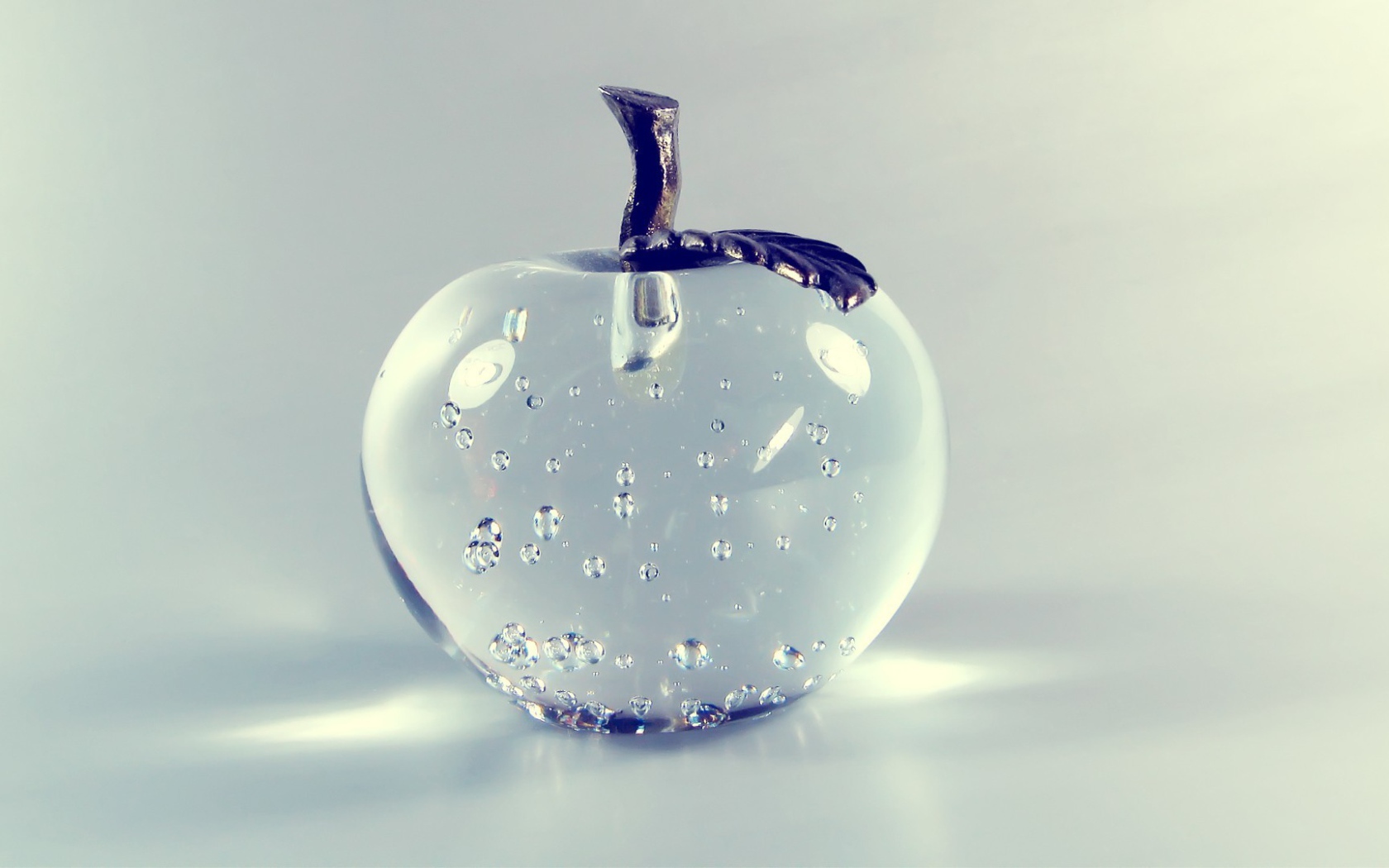 Флакон из стекла в форме яблока