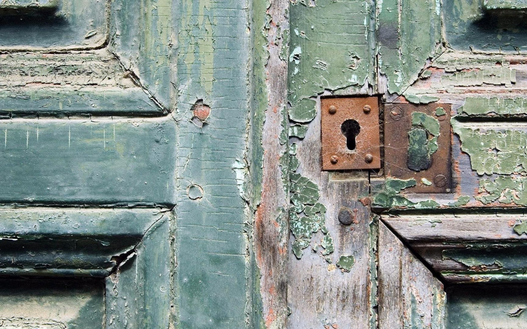 Замочная скважина в паутине