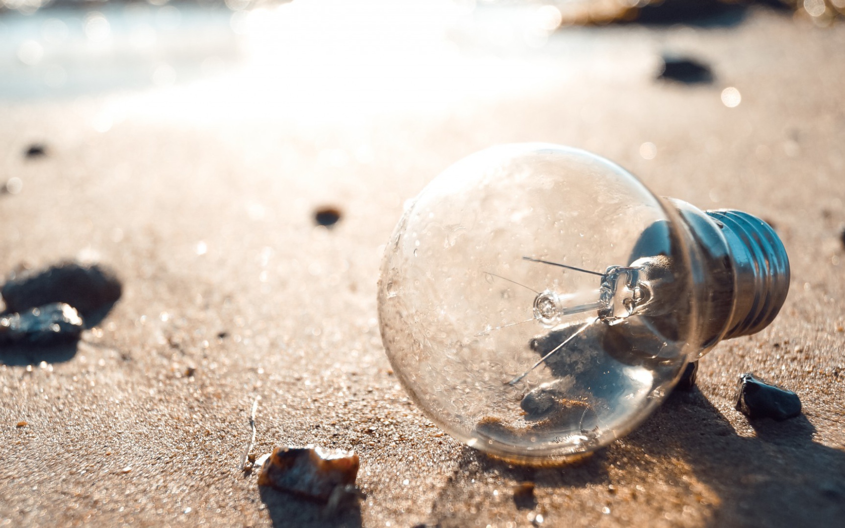 Перегоревшая лампочка на земле