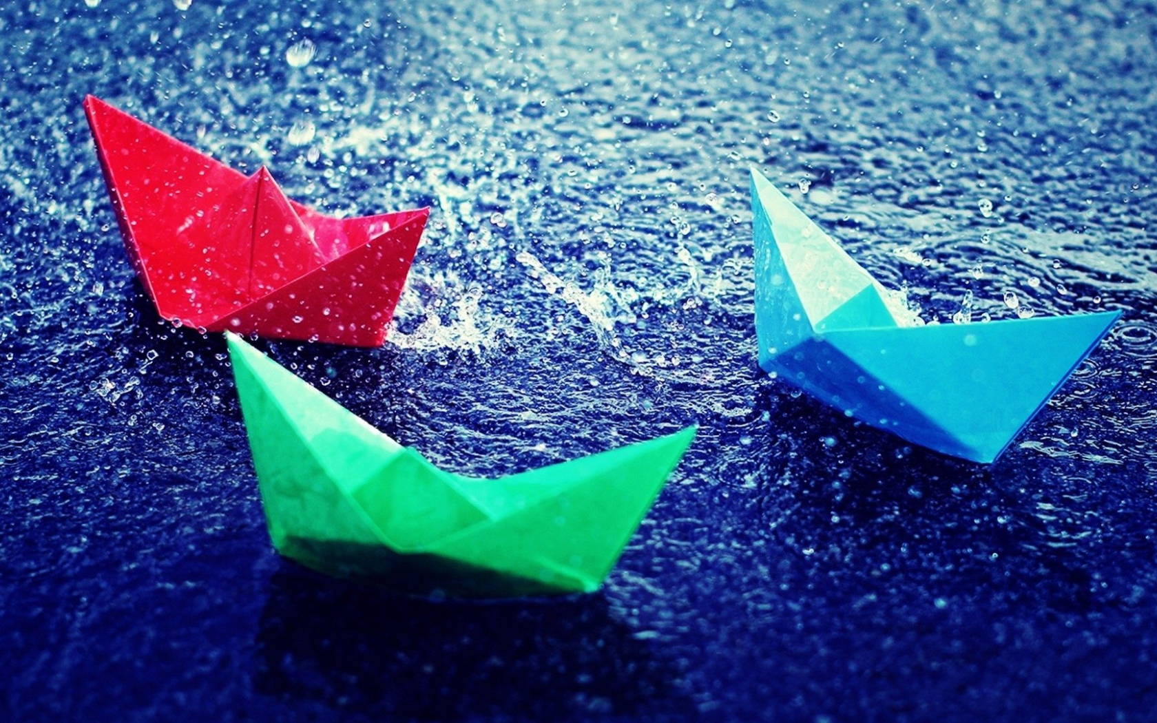Бумажные кораблики на воде