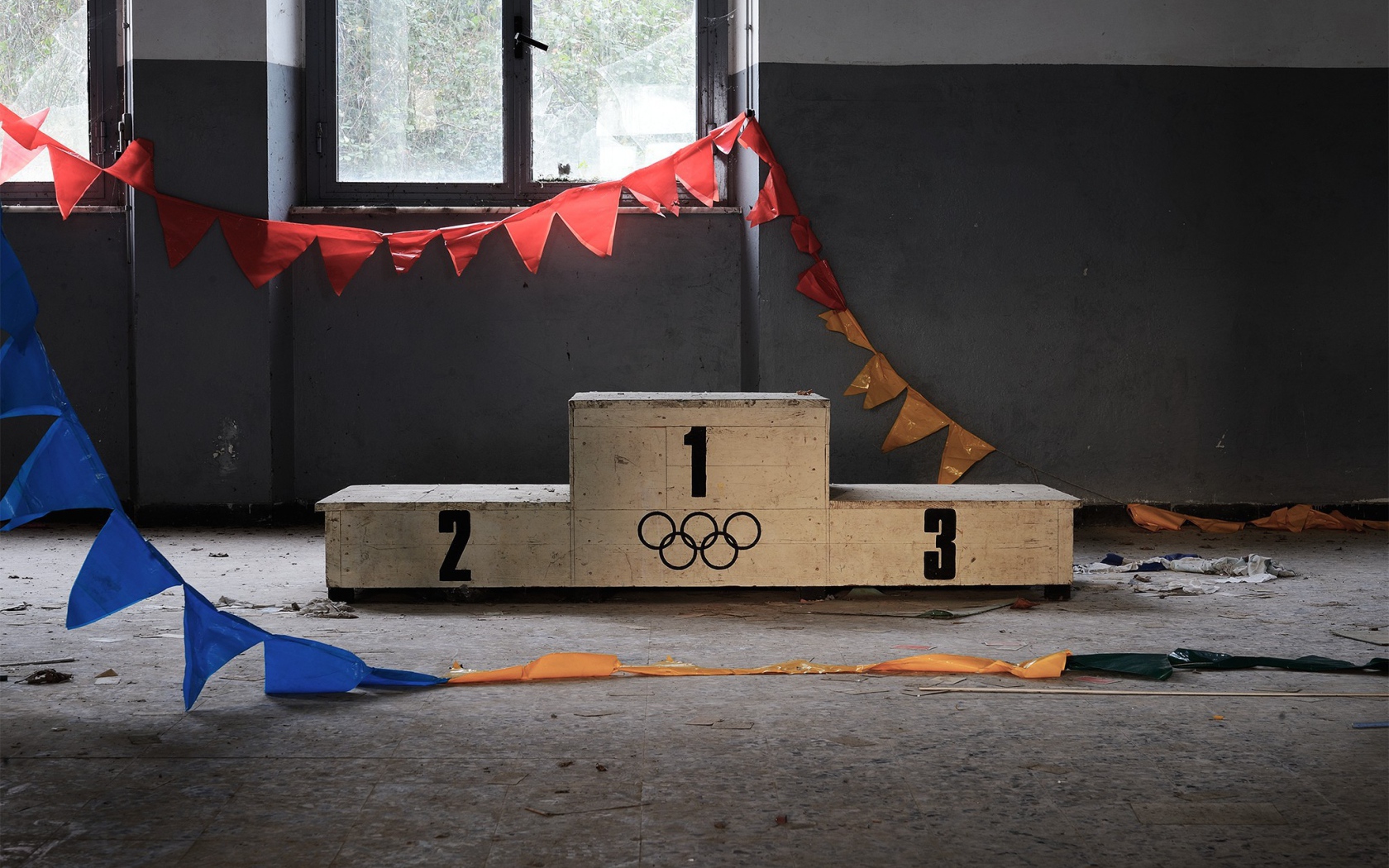 Пьедестал в заброшенном зале