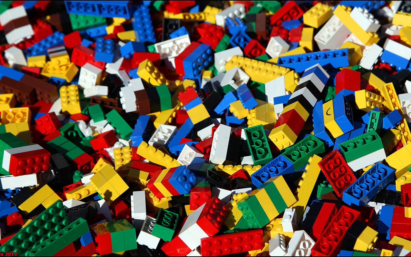 Россыпь частей конструктора ЛЕГО