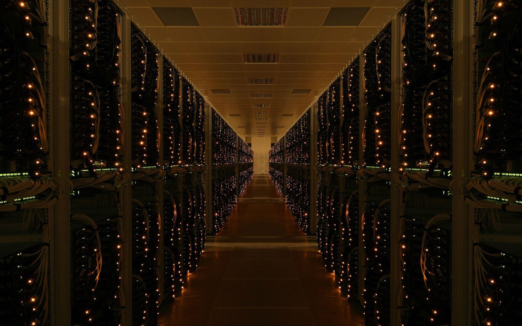 Стойки с серверами в дата центре