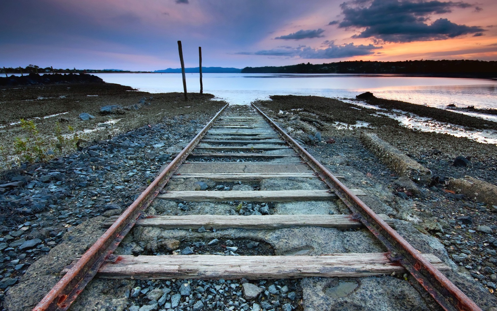 Железнодорожное полотно уход в воду