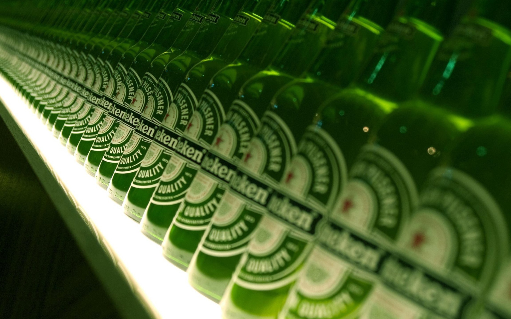 Ряд бутылок пива Heineken на полке