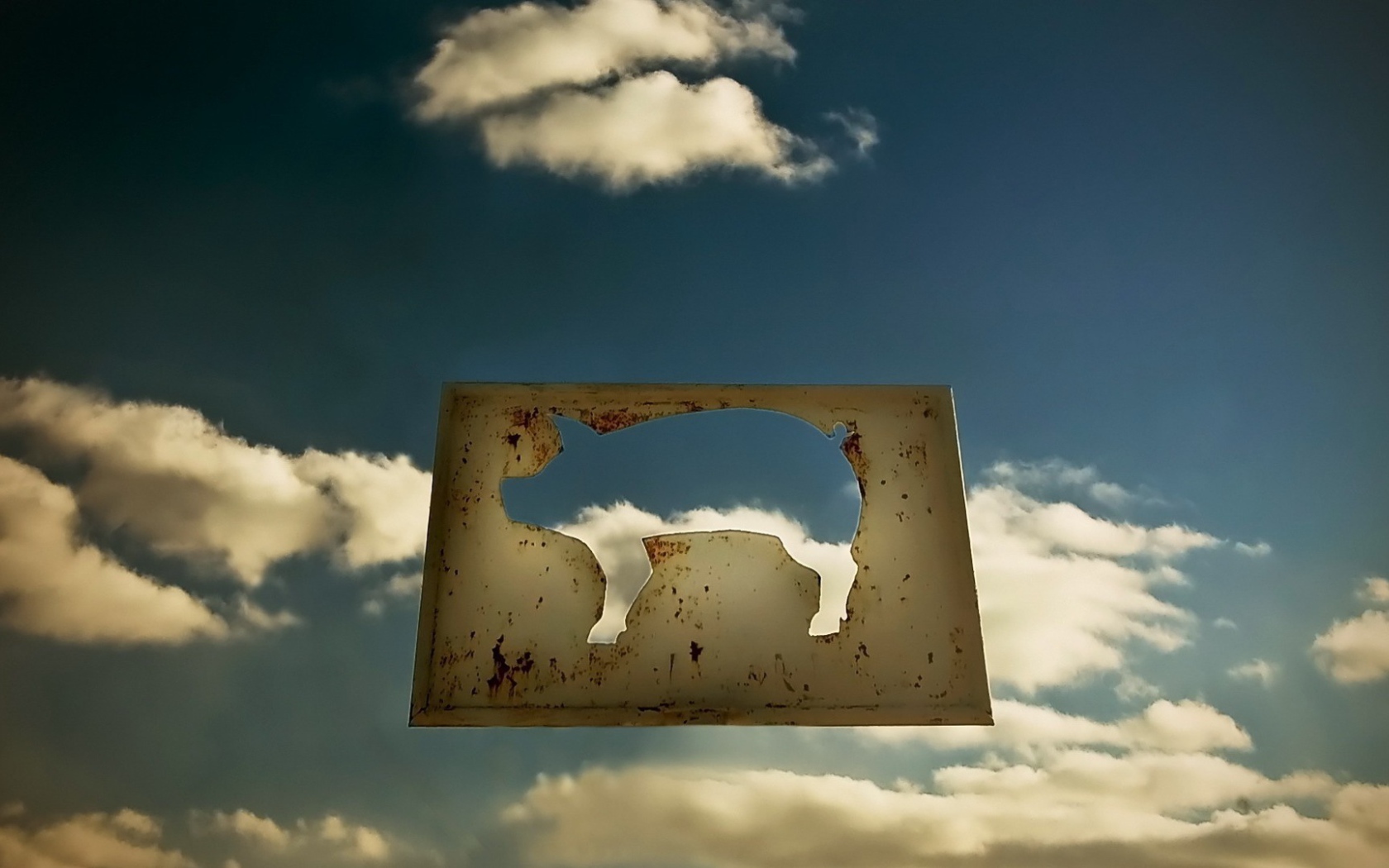 Силуэт свиньи на фоне неба