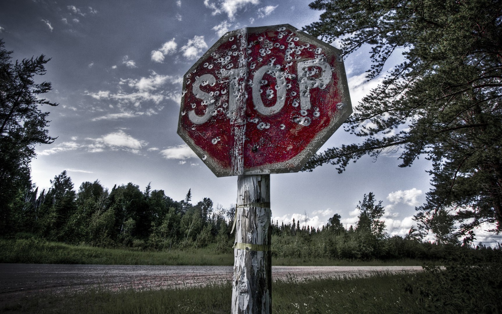 Знак СТОП расстрелян пулями