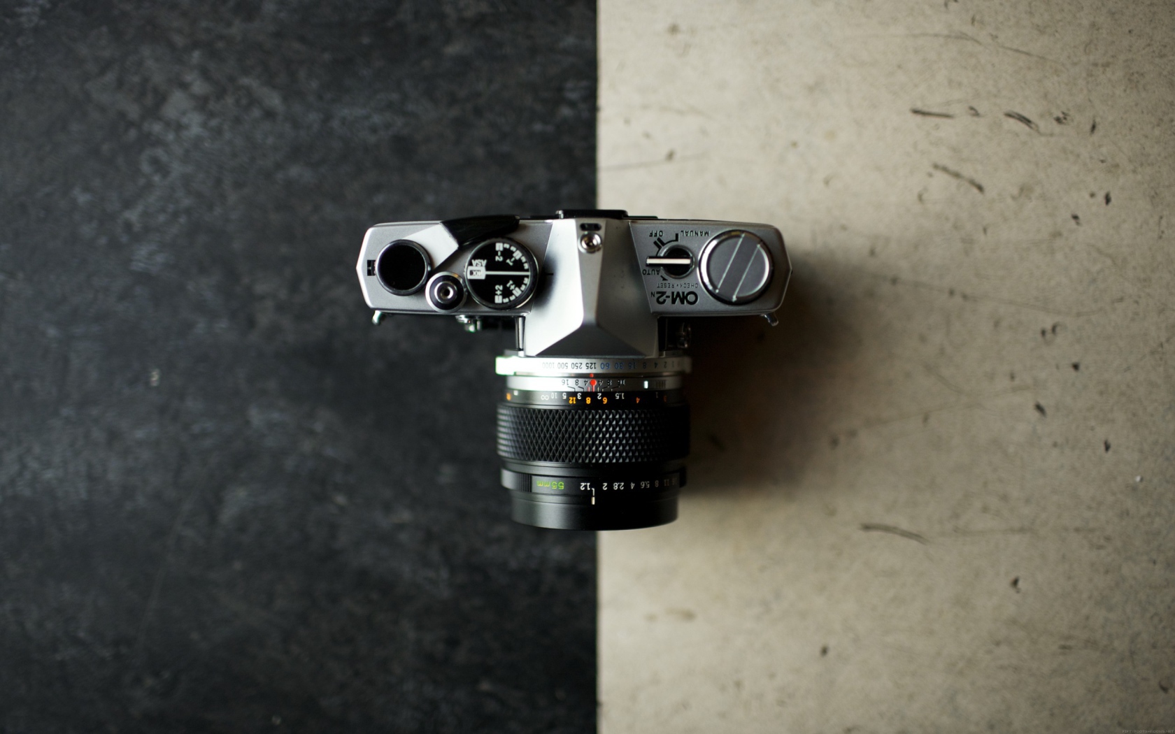 Фотоаппарат на пересечении черного и белого