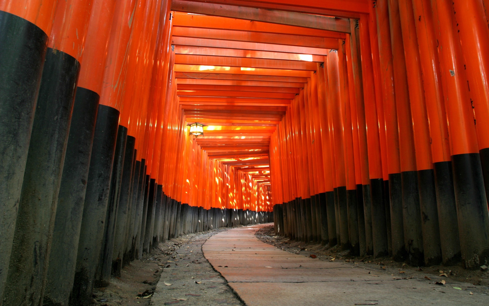 Коридор из оранжевых балок