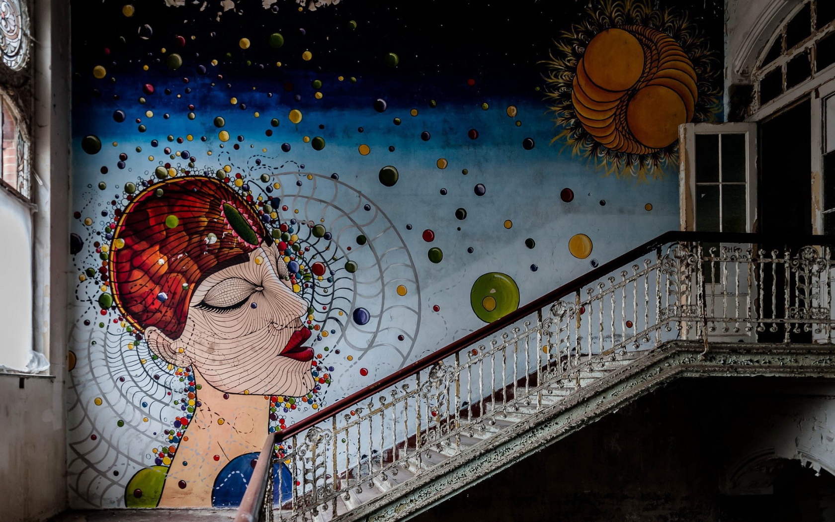 Картина на стене в заброшенном доме