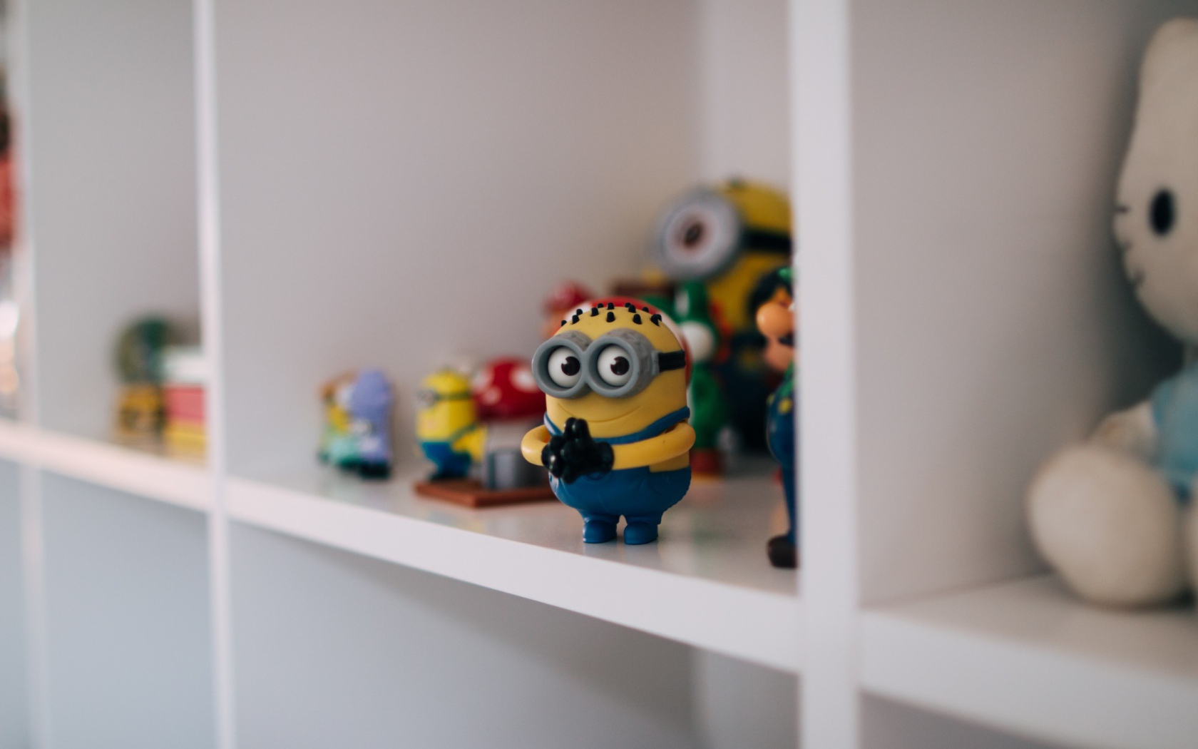 Игрушка Миньон на полке
