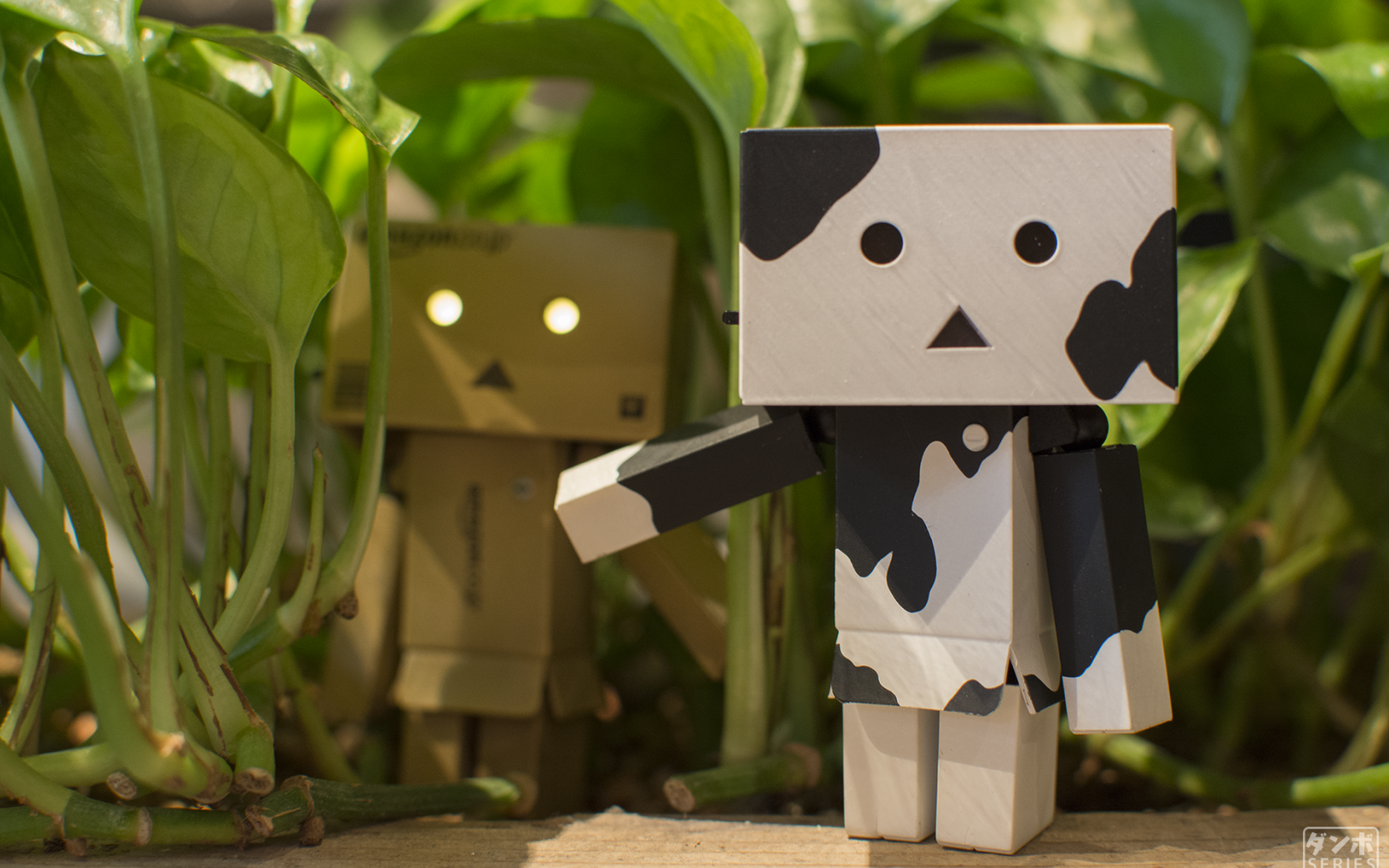 Два Дандо под листьями