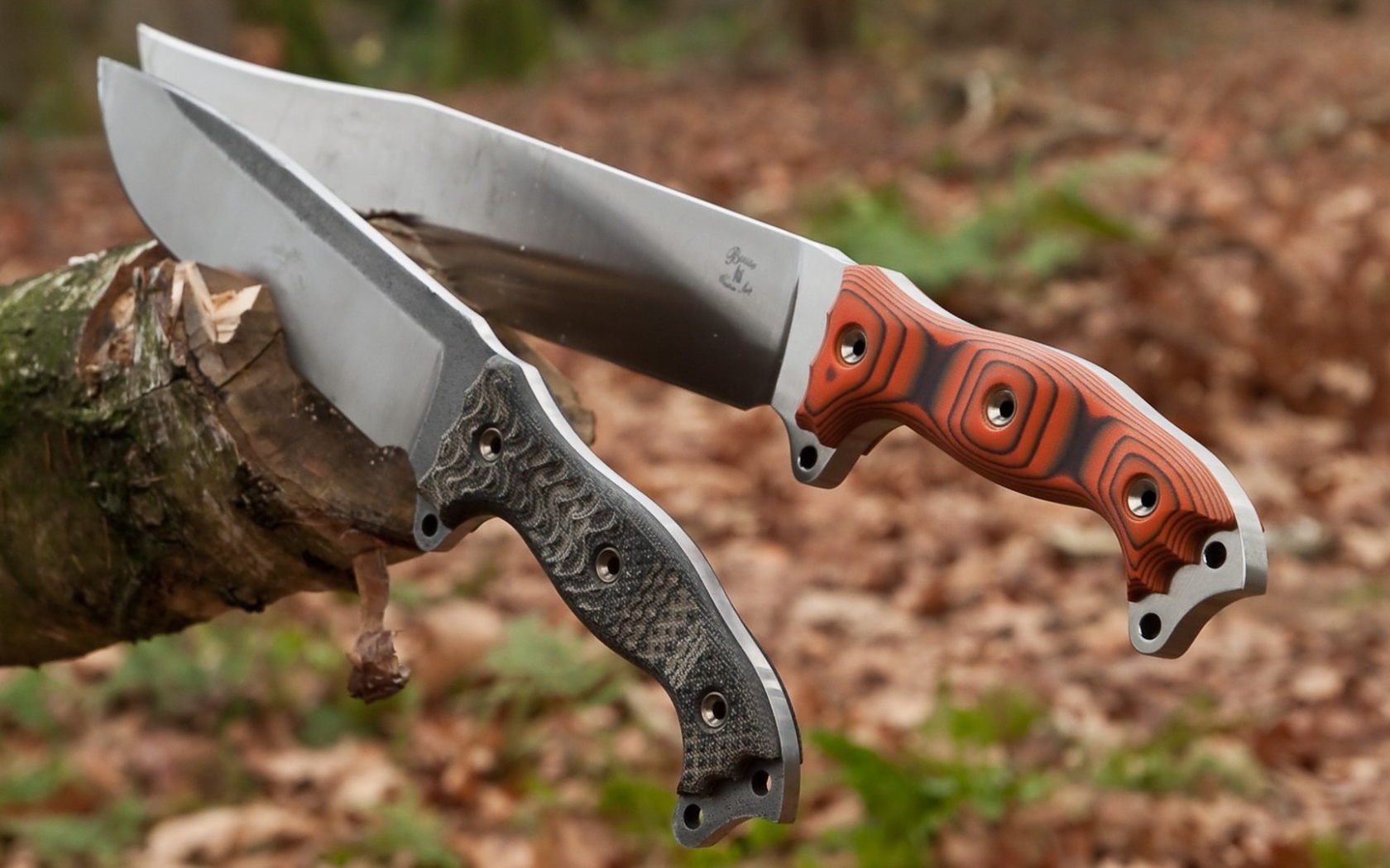 Два охотничьих ножа в пеньке дерева