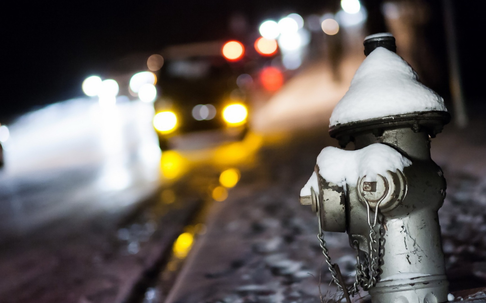 Белый пожарный кран на улице