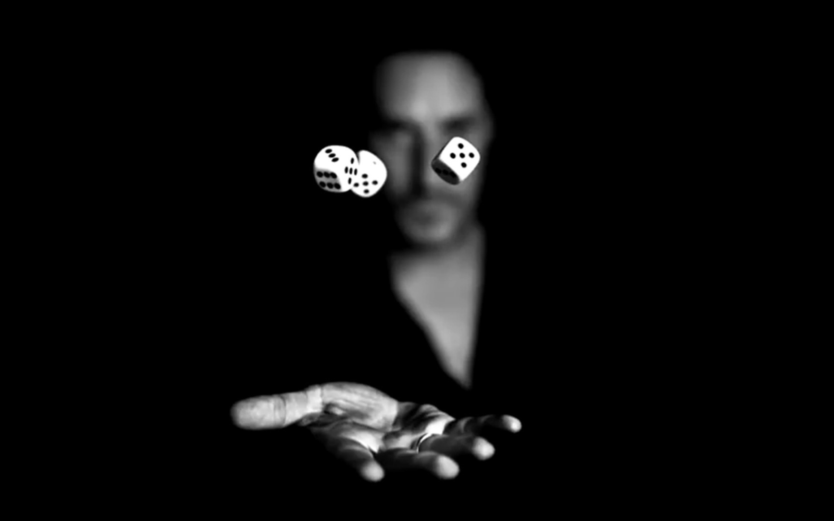 Игровые кости парят над ладонью