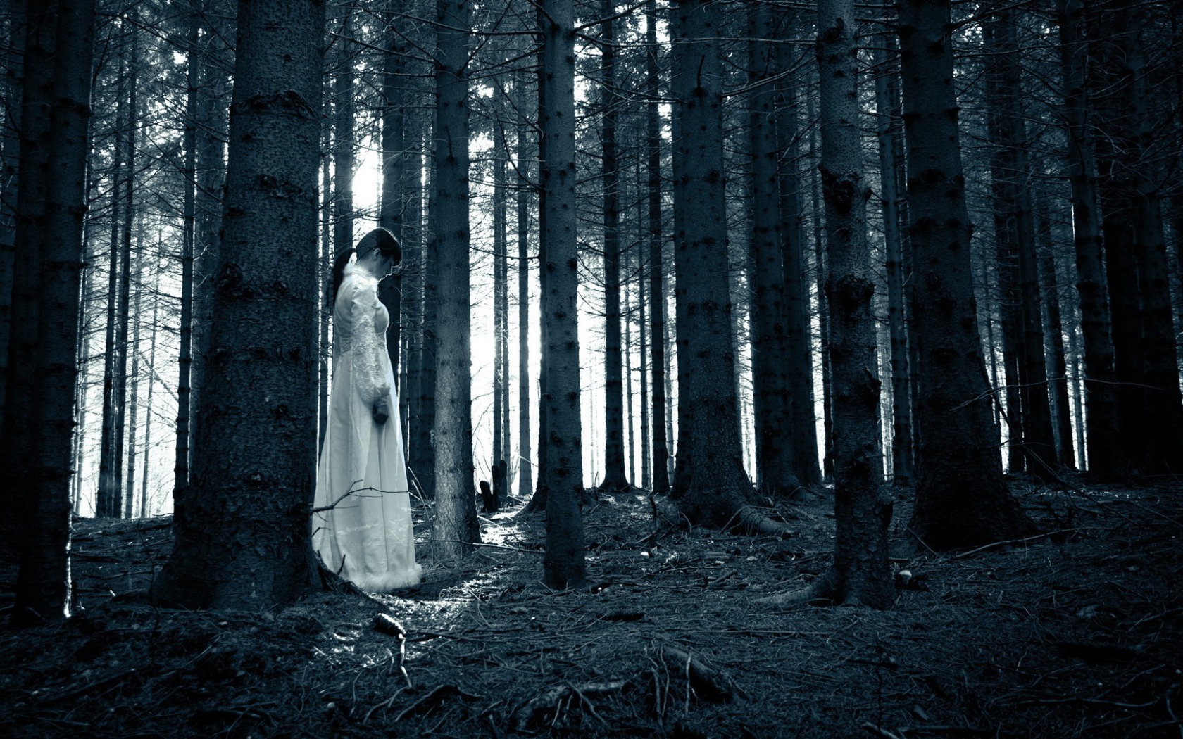 Привидение девушки в белом платье