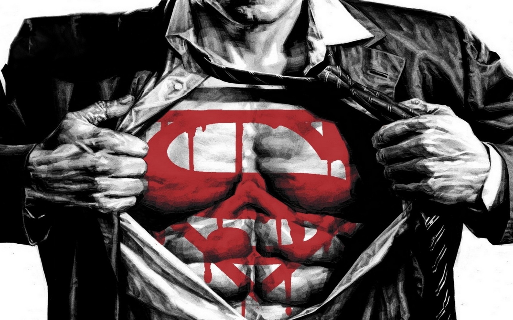 Супермен разрывает костюм на груди