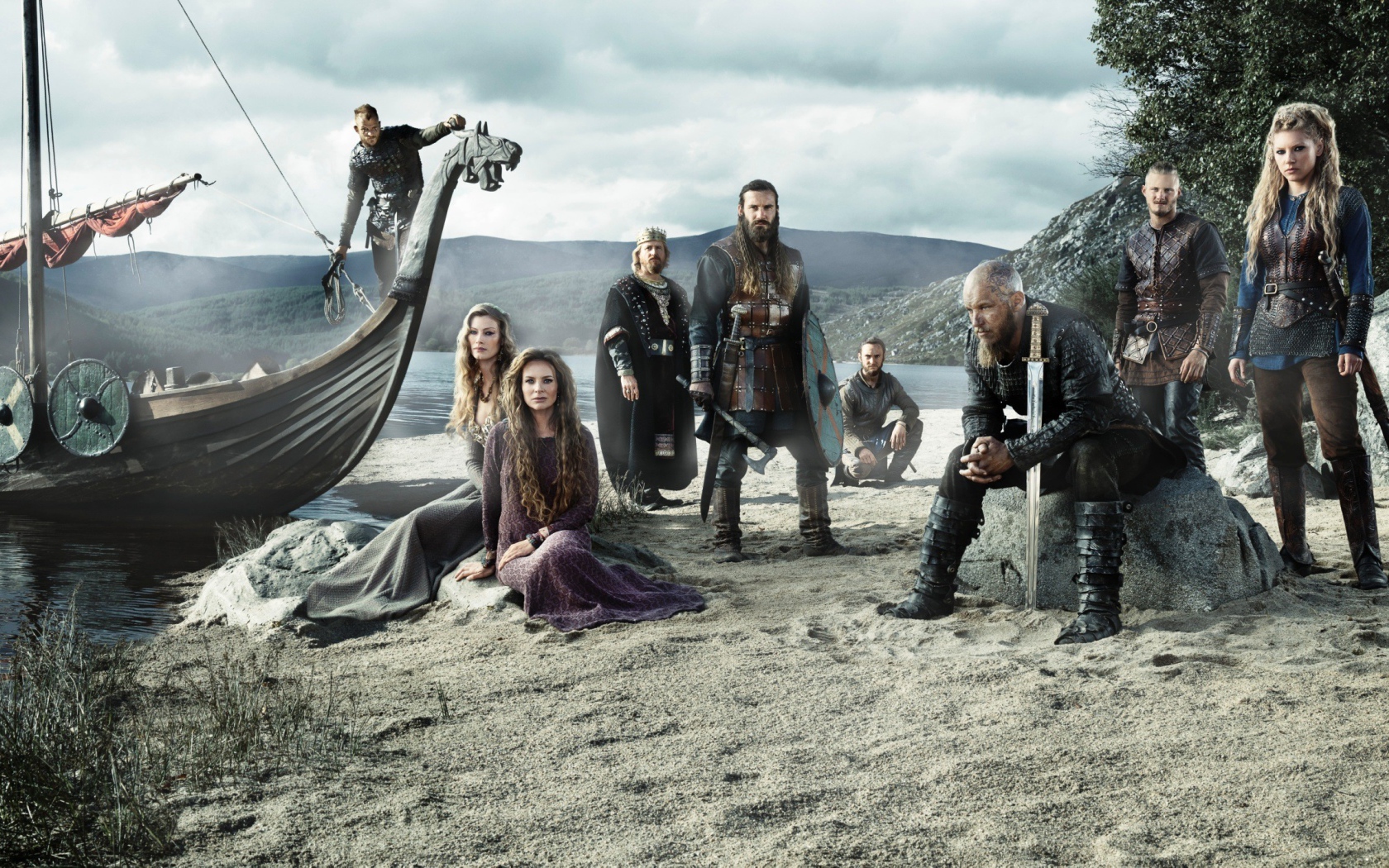 Отряд викингов на берегу моря