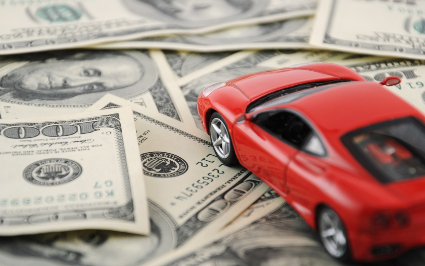 Модель машины на деньгах