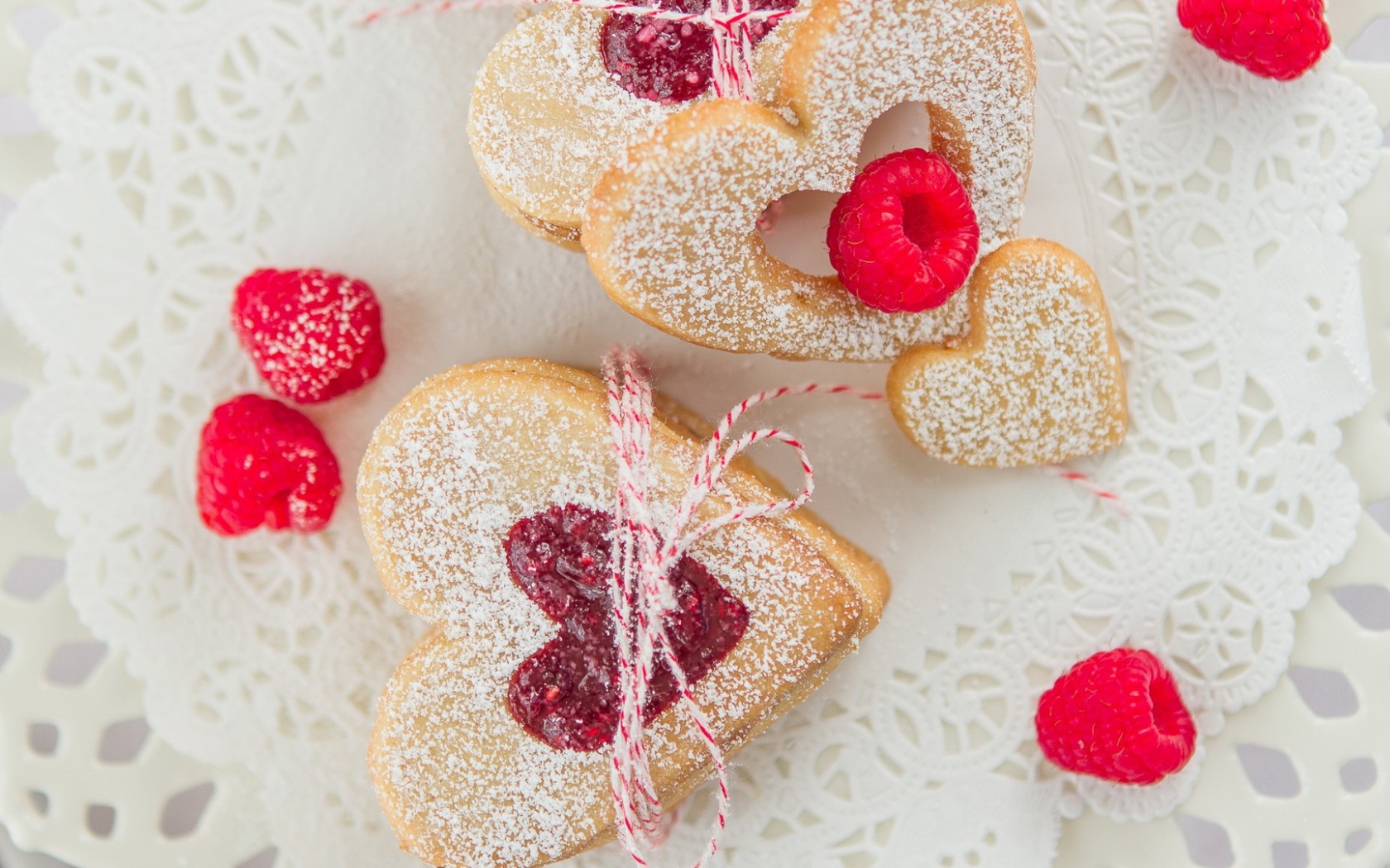 Печенье с малиной и сахарной пудрой