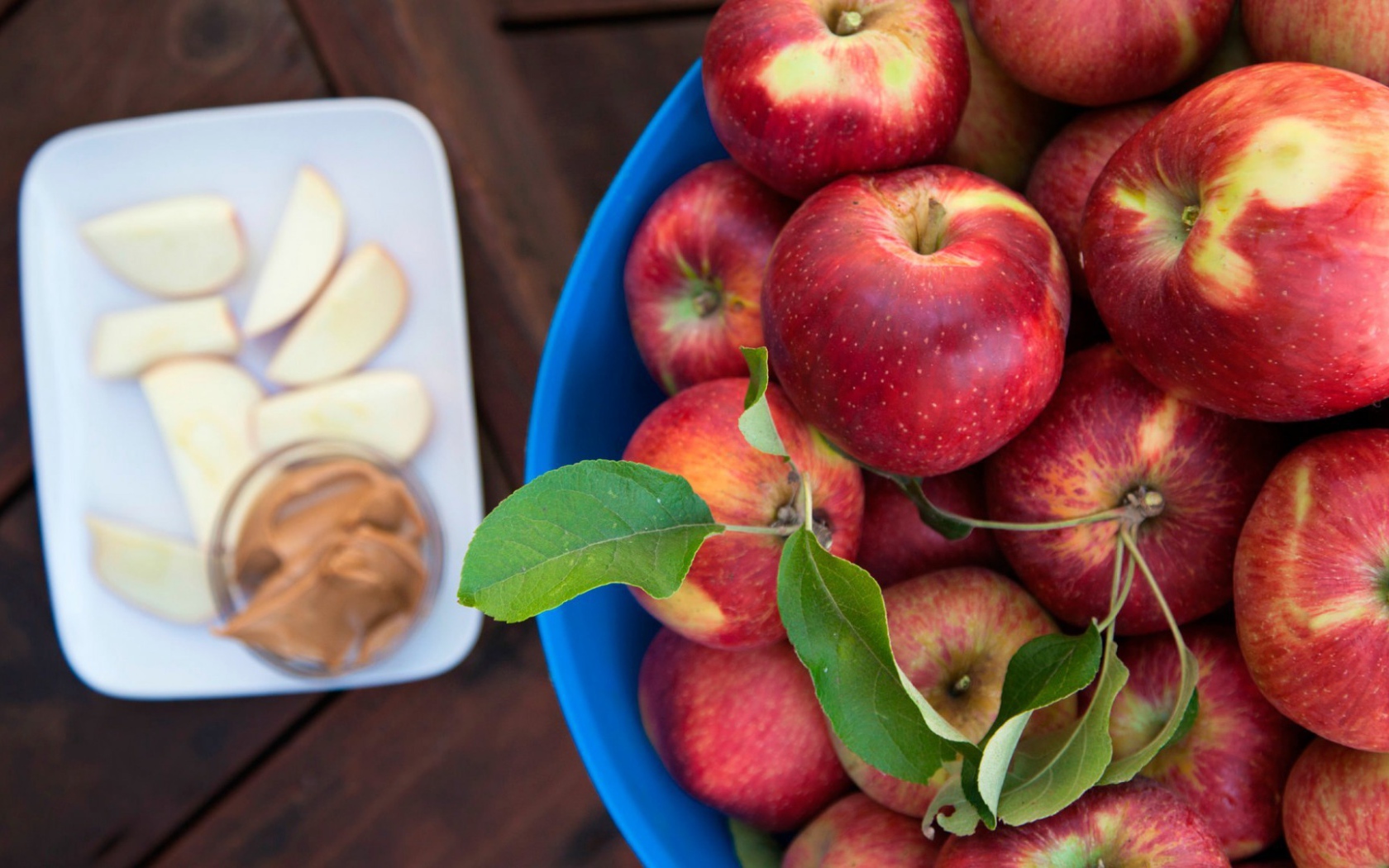 Миска со спелыми красными яблоками