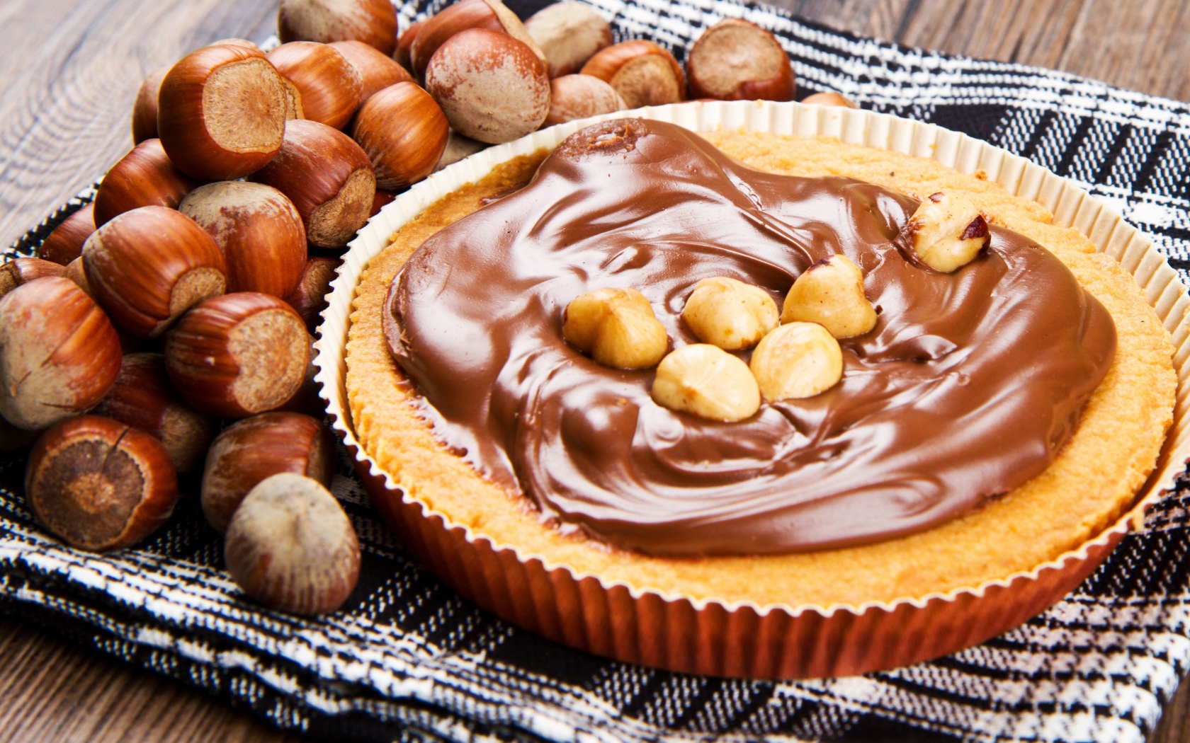 Лесные орехи на шоколадном муссе