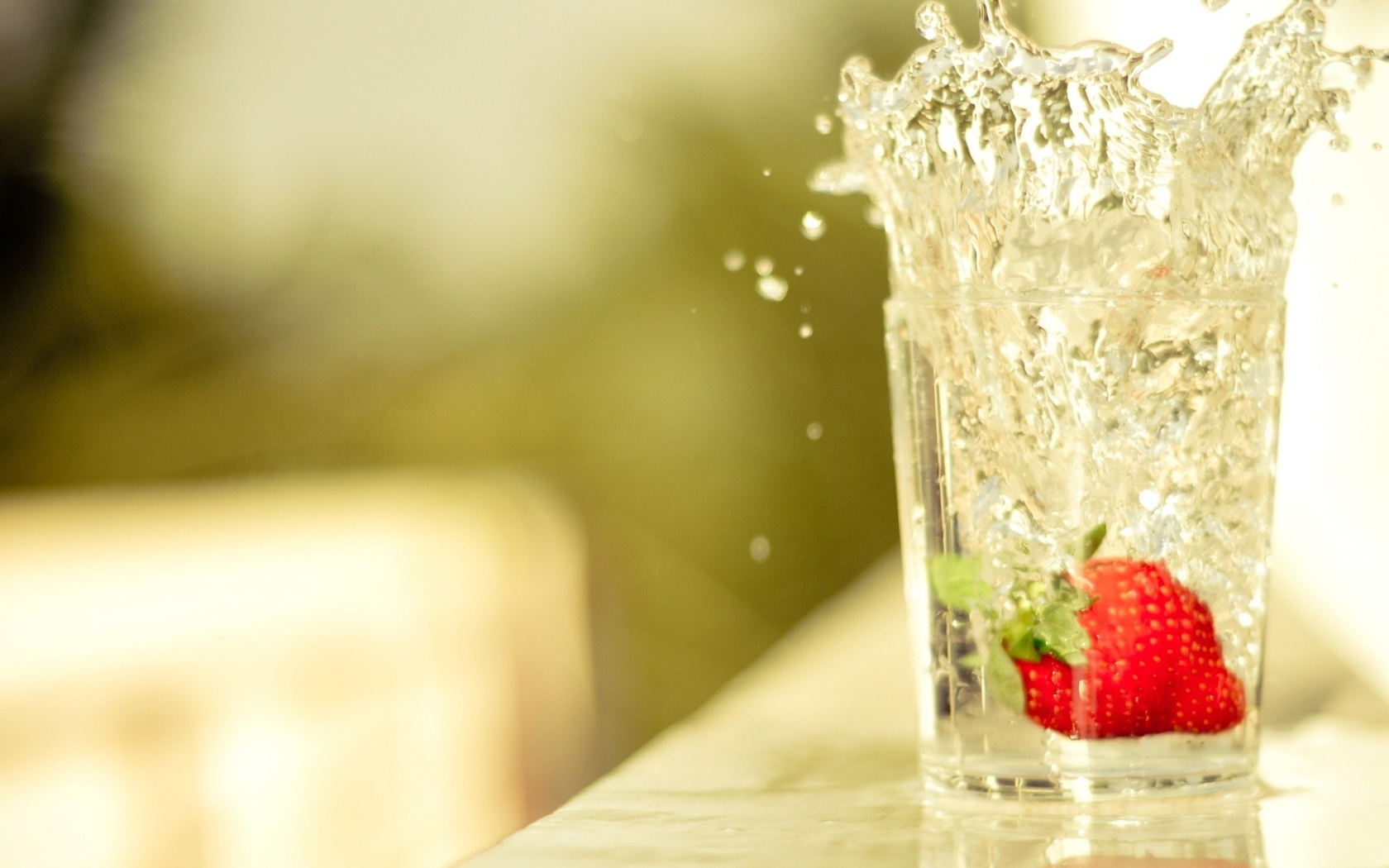 Клубника подняла бурю в стакане