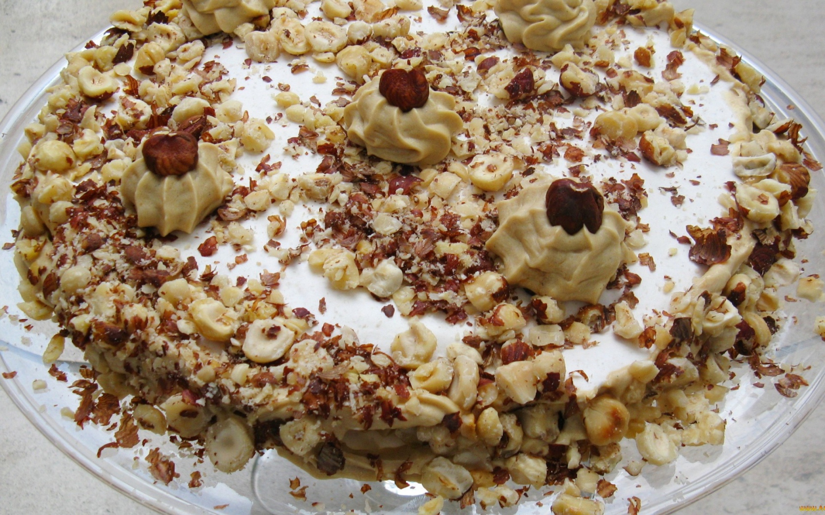 Торт, посыпанный орехами