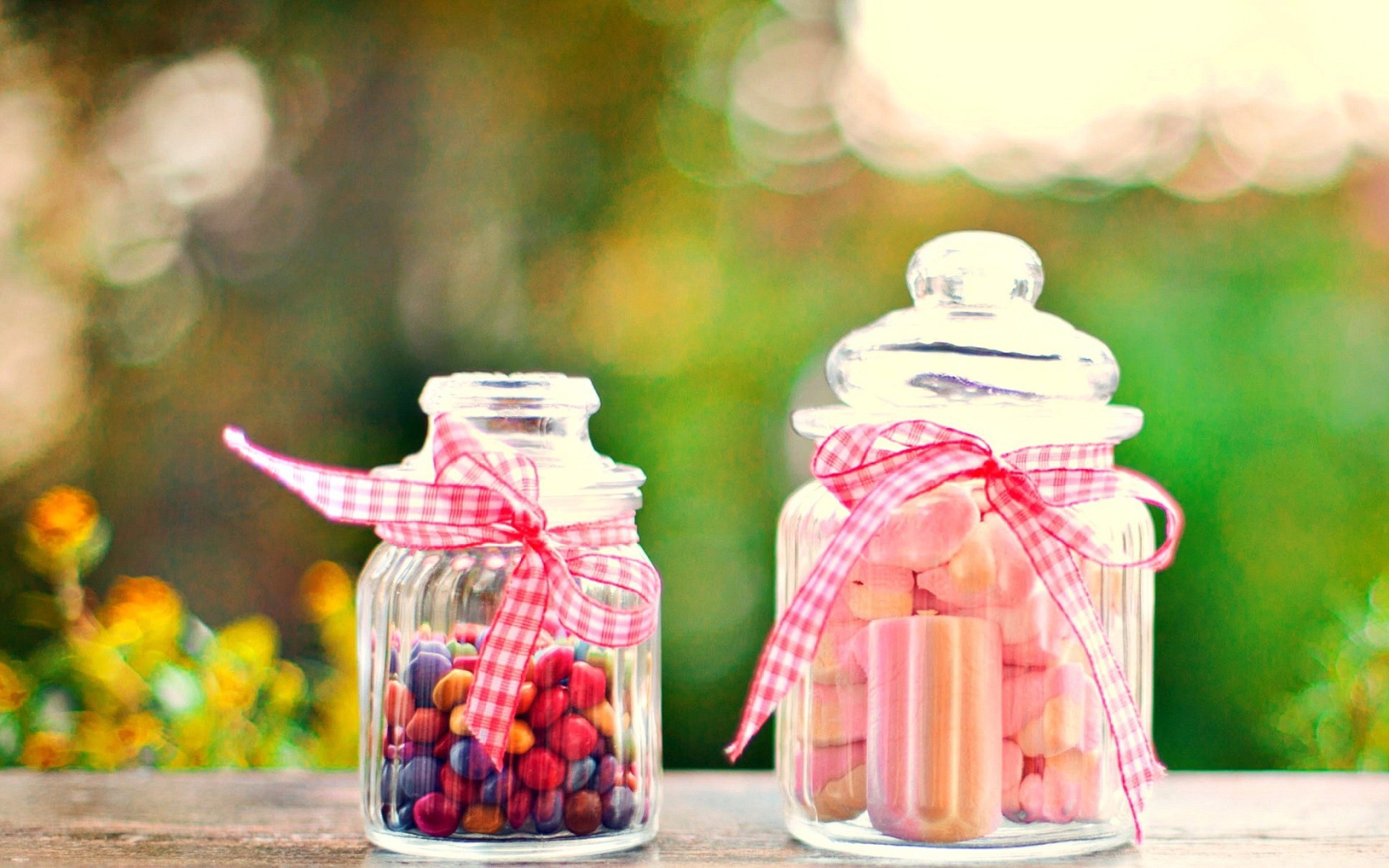 Конфеты в банках, повязанных лентой