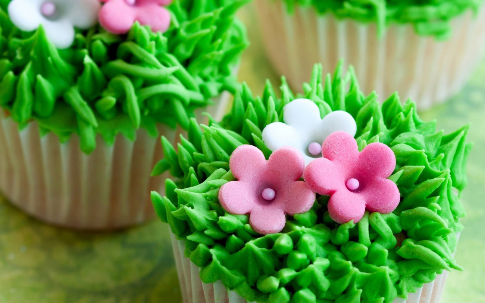 Кексы из крема в форме клумбочек