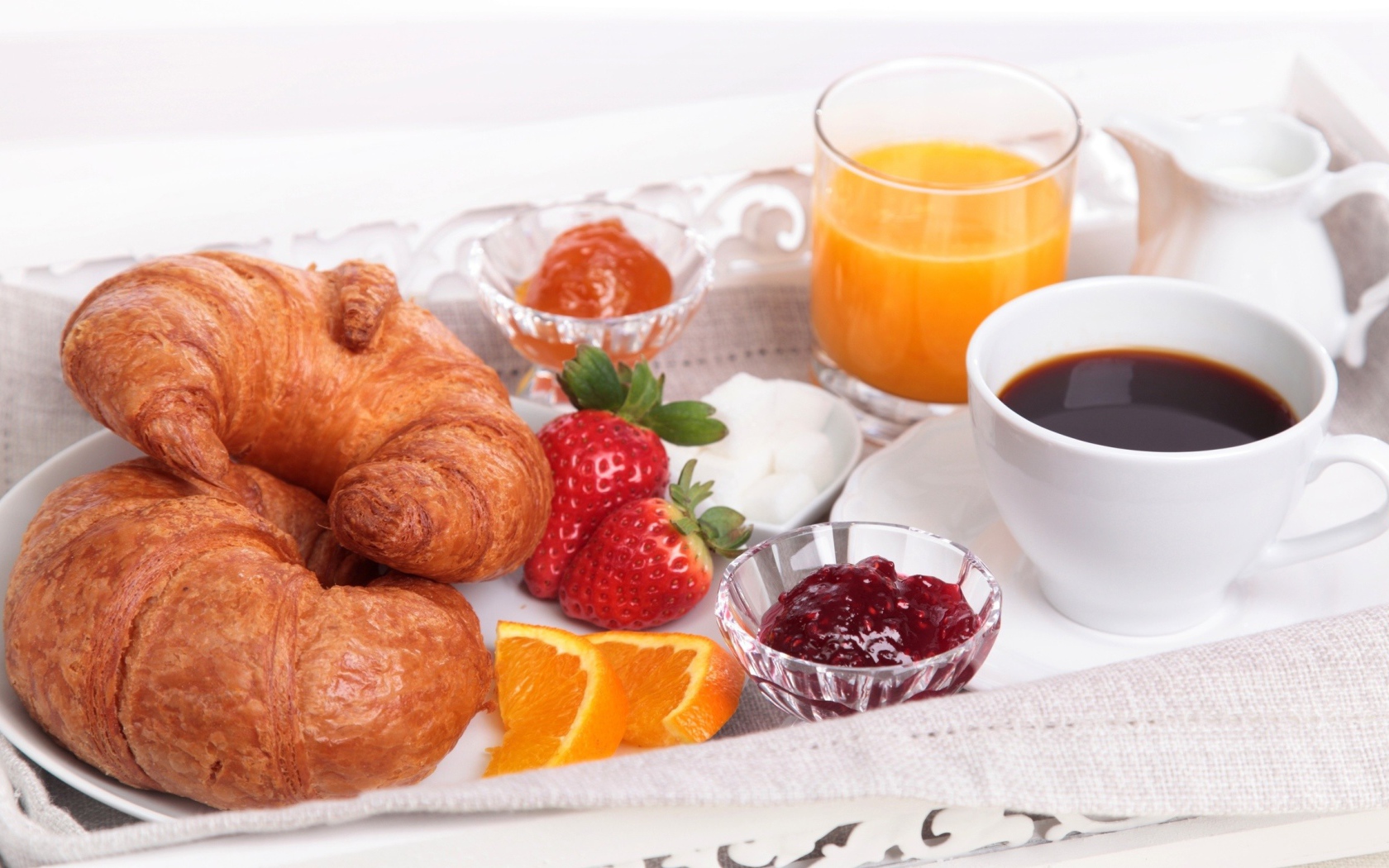 Фруктовые круассаны с соком и кофе