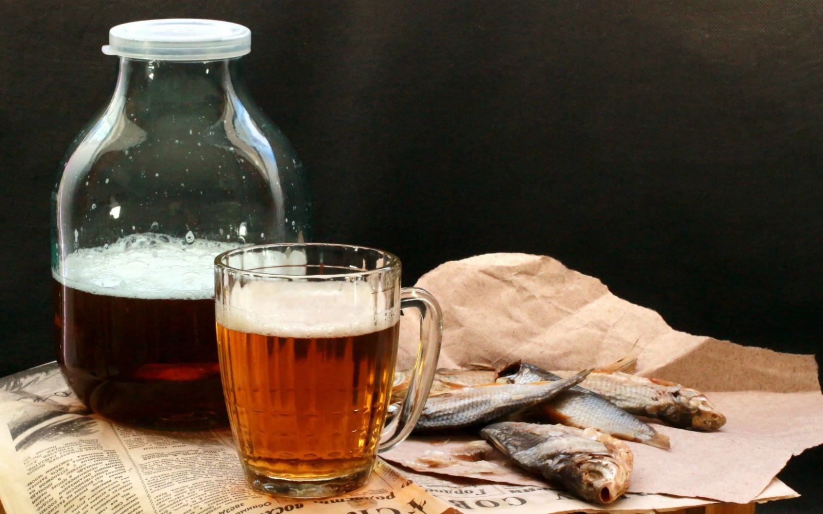 Банка пива с сушеной рыбой