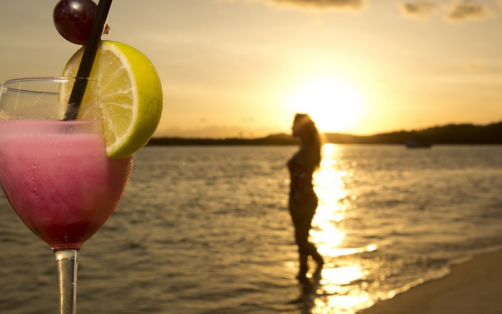 Коктейль с фруктами на вечернем пляже