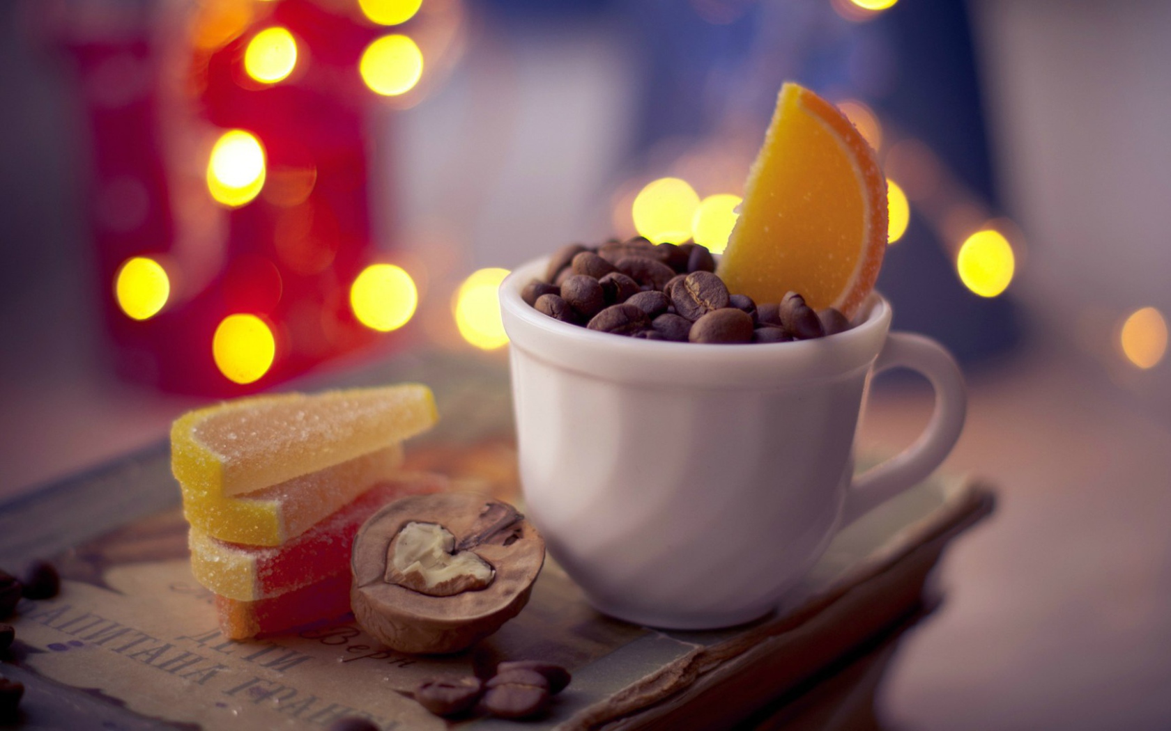 Кофе с мармеладом и орехами