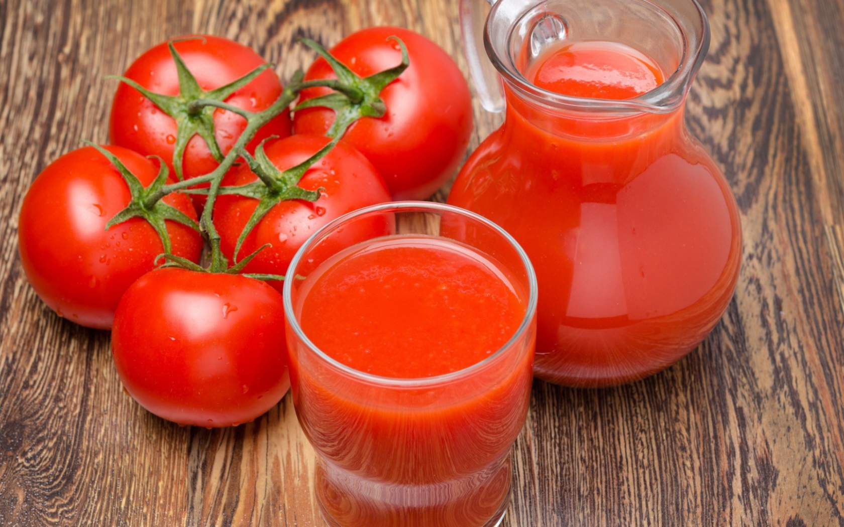 Ветка помидор и томатный сок