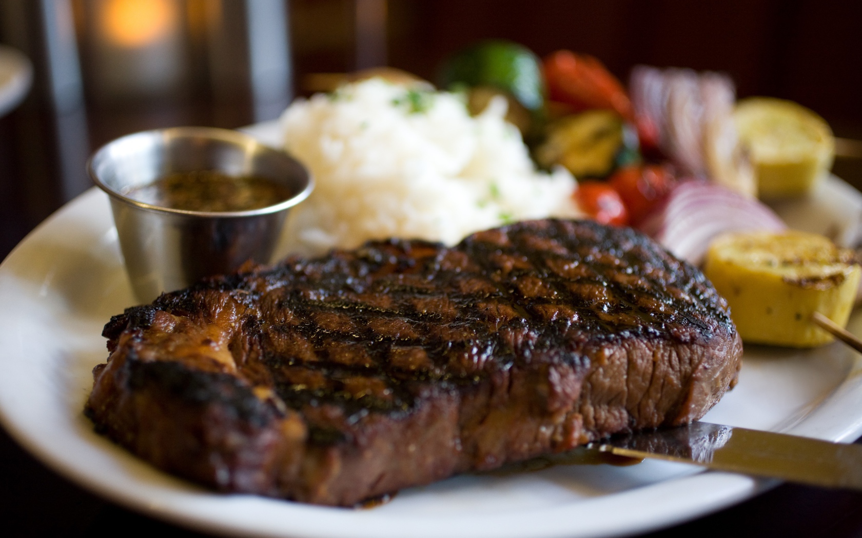 Сочный стейк с соусом
