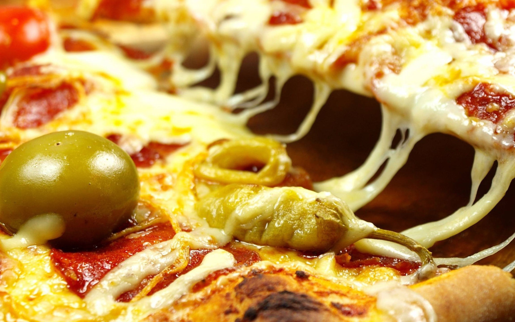 Пицца с сыром и зелеными оливками