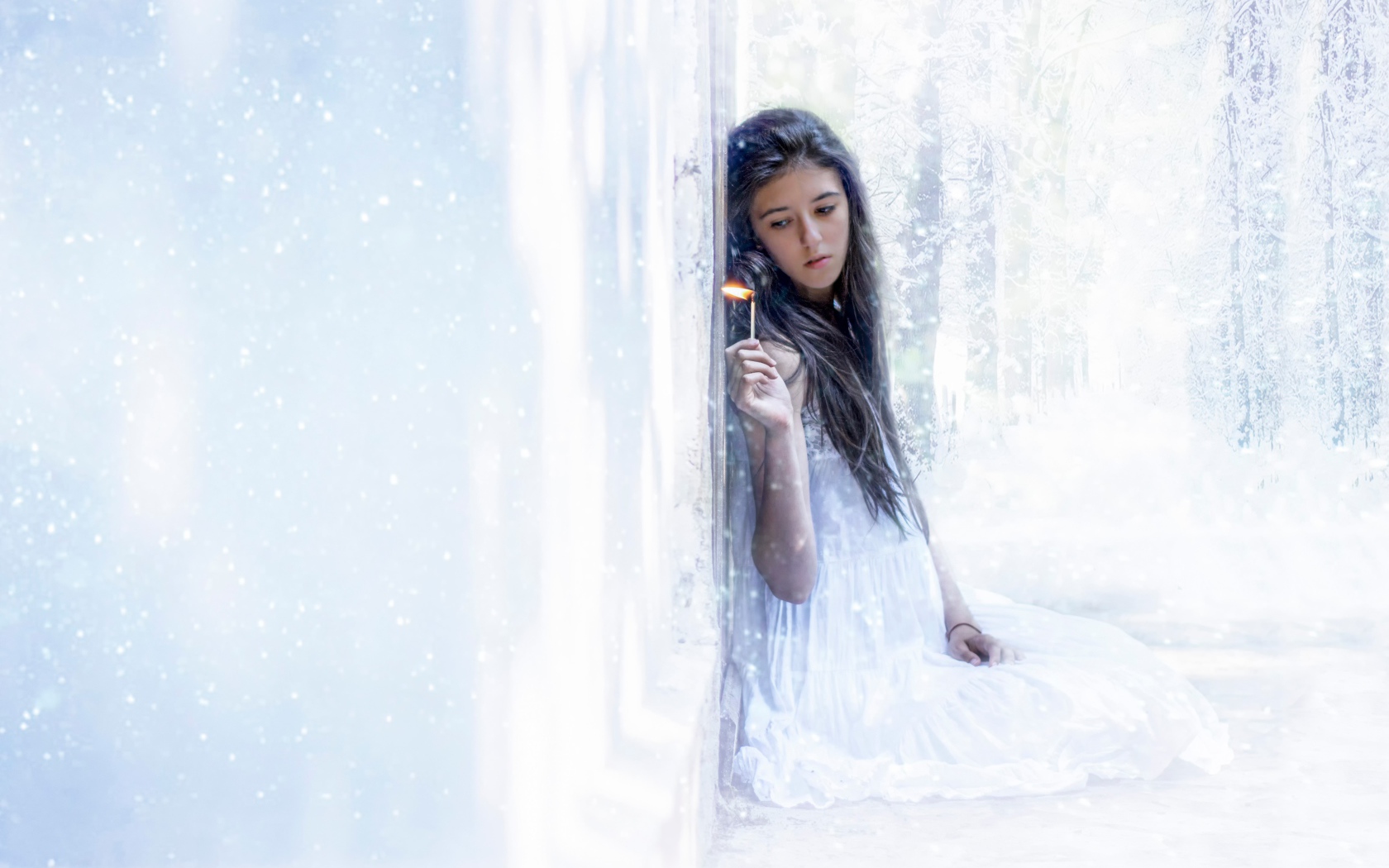 Девушка держит в руке горящую спичку