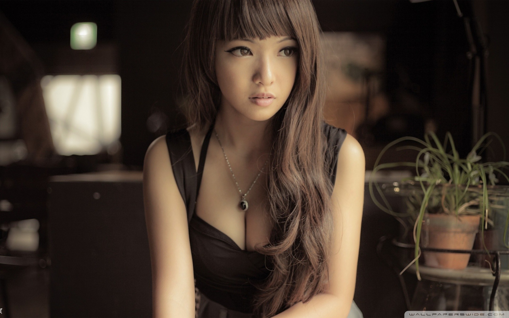 Азиатская девушка в коричневом платье