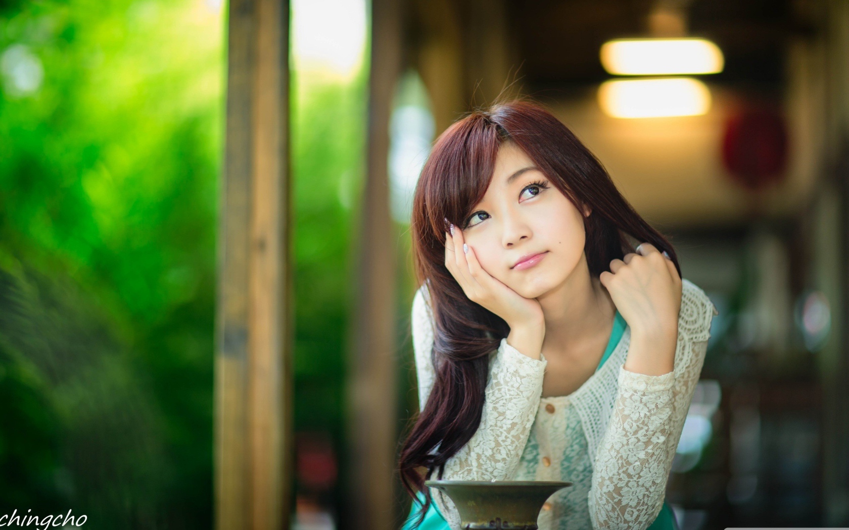 Азиатская девушка задумчиво смотрит вверх